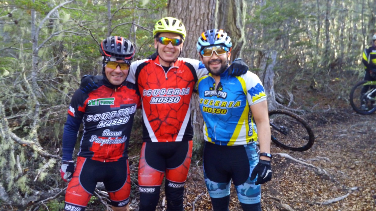 Tres integrantes con la camiseta roja y negra de la Scuderia Mosso