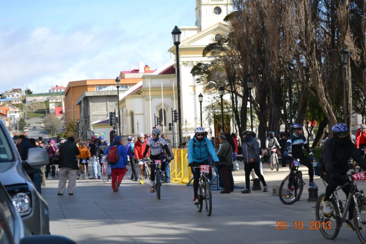Ciclistas saliendo desde la Plaza de Armas en 2013