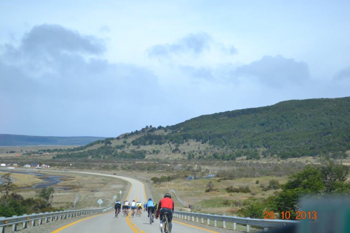 Ciclistas por la carretera entre la estepa y los cerros